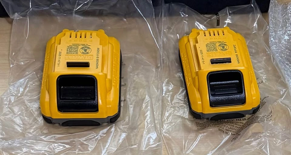 2 DEWALT 20V MAX 4.0Ah Batteries – DCB2104 – New - photo 2