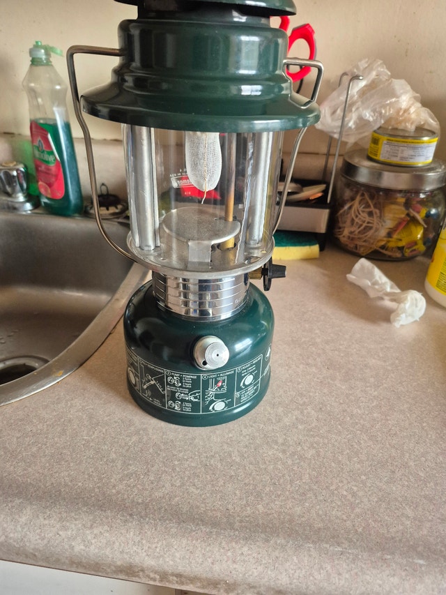 The Coleman 325A is a single-mantle liquid fuel lantern - photo 2