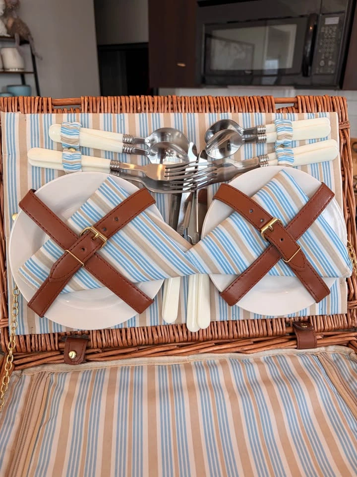 HappyPicnic Wicker Picnic Basket Set for 4 + Blanket & Cooler - photo 2