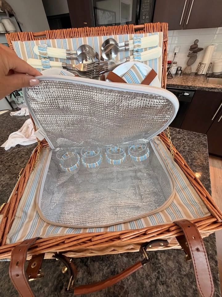 HappyPicnic Wicker Picnic Basket Set for 4 + Blanket & Cooler - photo 3