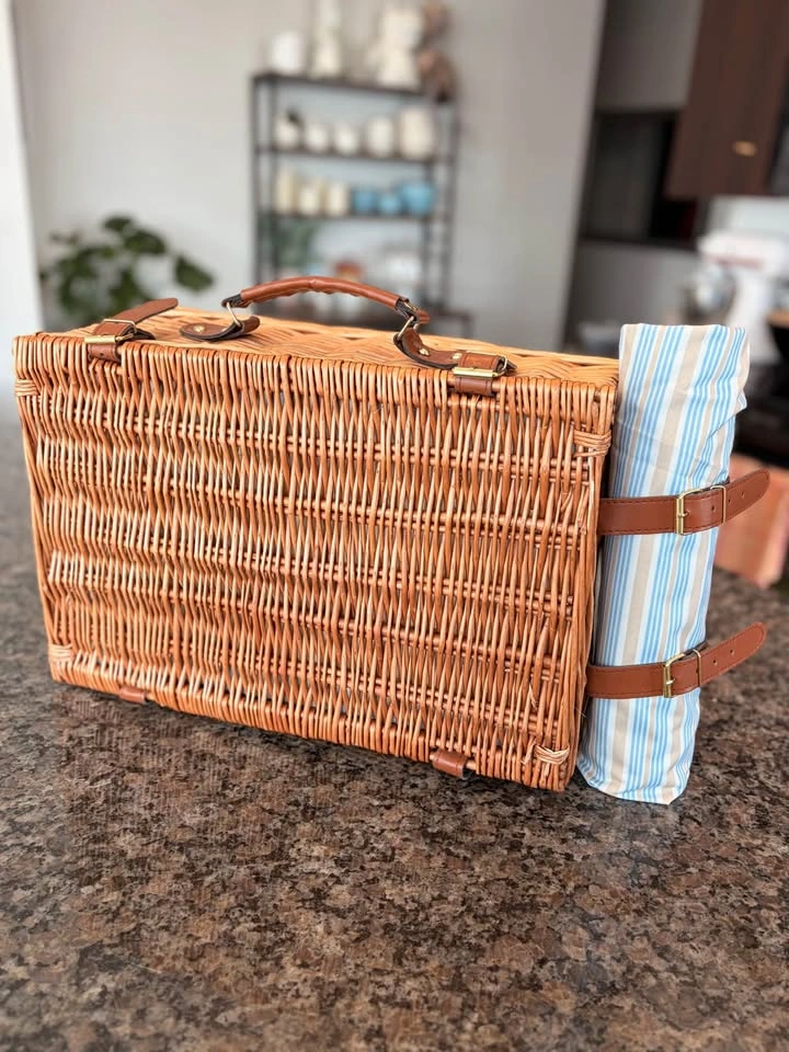 HappyPicnic Wicker Picnic Basket Set for 4 + Blanket & Cooler - photo 5