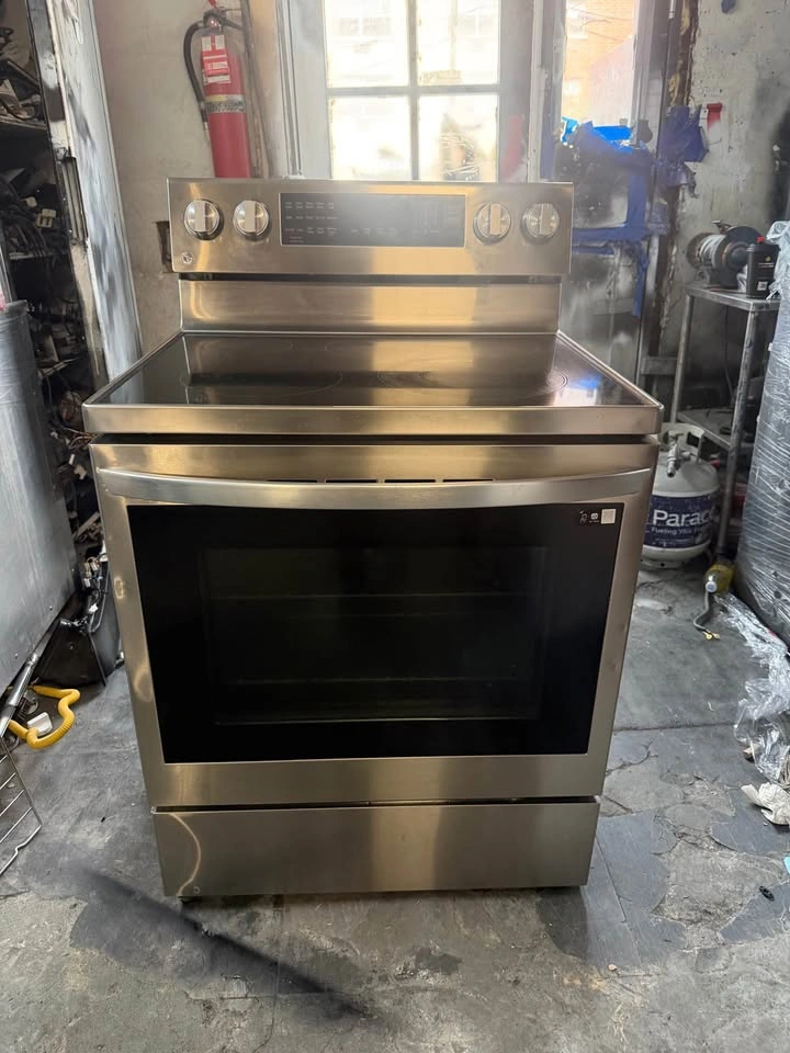 LG Electric Range - photo 2
