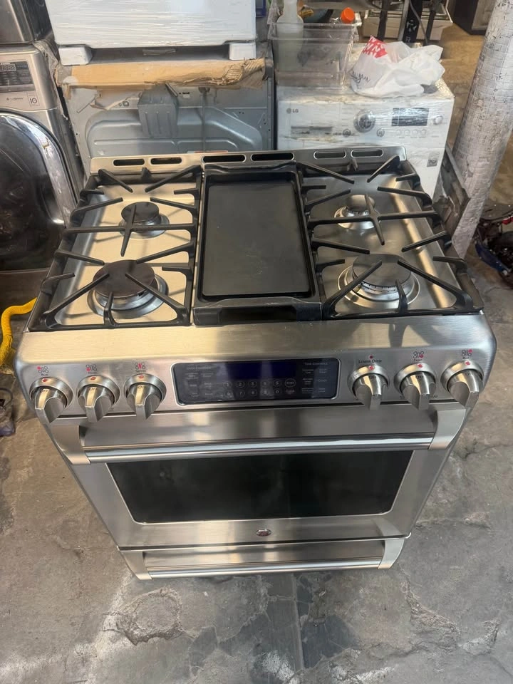 GE Café Series Gas Range 30 wide - photo 3
