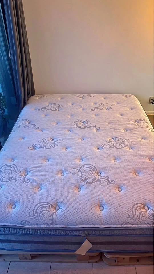 Queen mattress - beautyrest Harmony