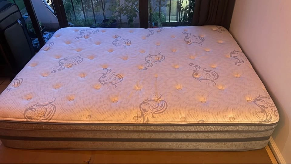 Queen mattress - beautyrest Harmony - photo 2