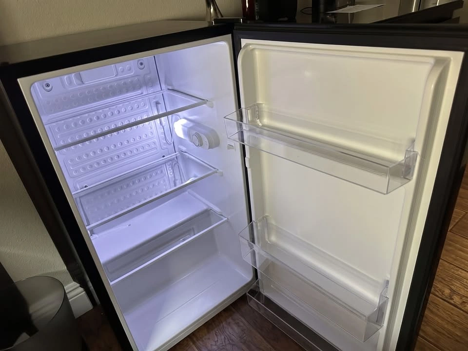 SALE! Insignia 4.4 Cu Ft Bar Fridge (100+$ OFF)