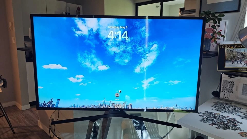 MOVEOUT SALE! Samsung Smart TV ULTRA HD, Remote + Stand - photo 3