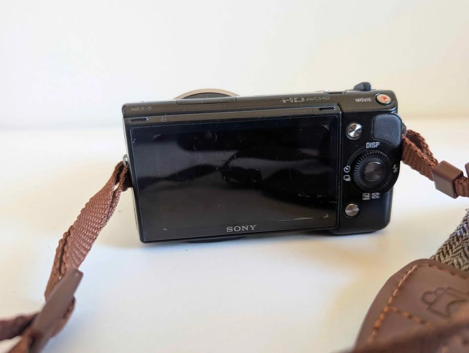 Sony NEX-5 Mirrorless Camera with 55mm f/1.8 Lens - photo 2