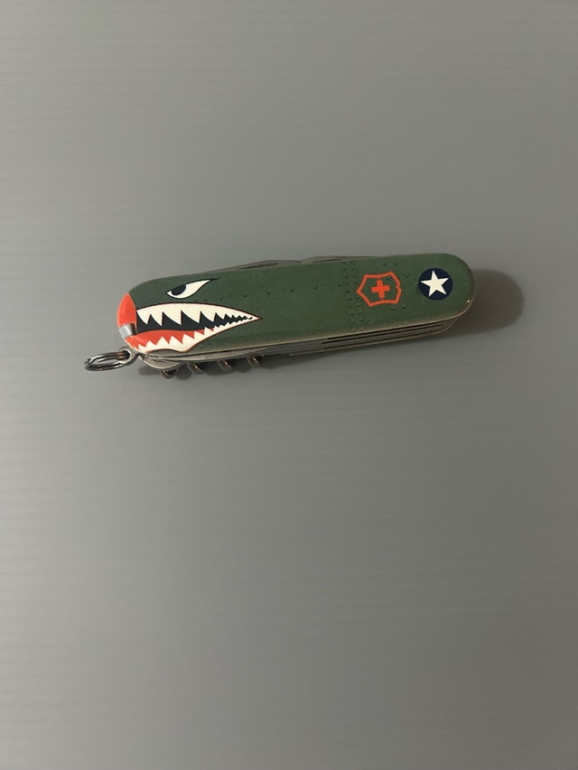 Victorinox Huntsman Warhawk(small chip on paint)