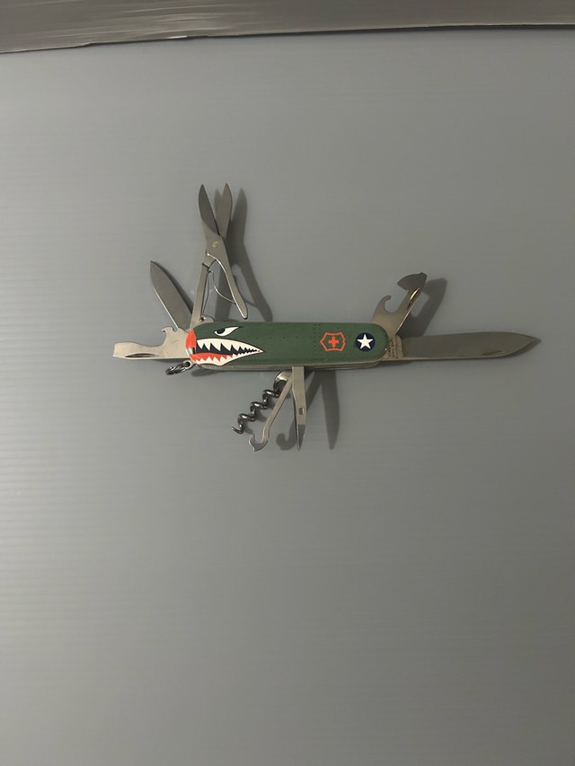 Victorinox Huntsman Warhawk(small chip on paint) - photo 2