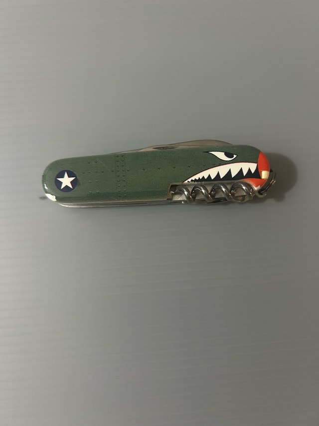 Victorinox Huntsman Warhawk(small chip on paint) - photo 3