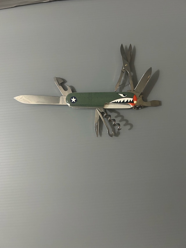 Victorinox Huntsman Warhawk(small chip on paint) - photo 5