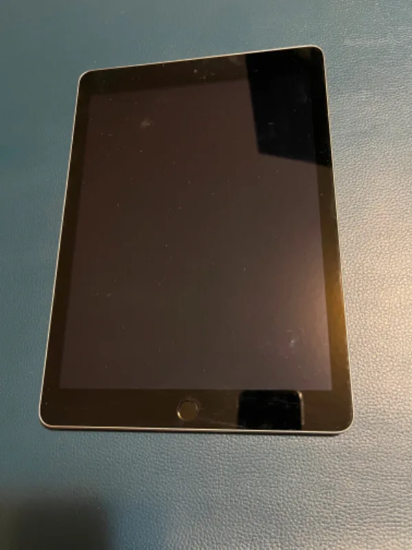 iPad 5th Generation 32GB Silver Apple A1822 Good Condition image indicator(3)