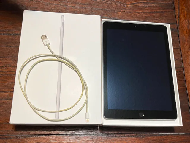 iPad 5th Generation 32GB Silver Apple A1822 Good Condition image indicator(5)
