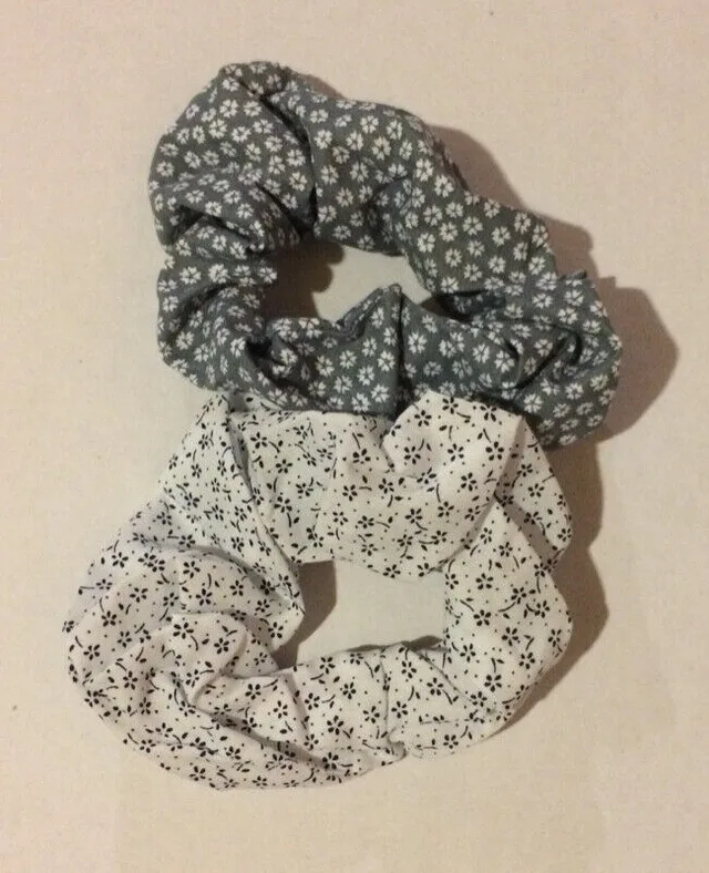Scrunchies Hair Elastics Floral Neutral Set For Sale - New thumbnail