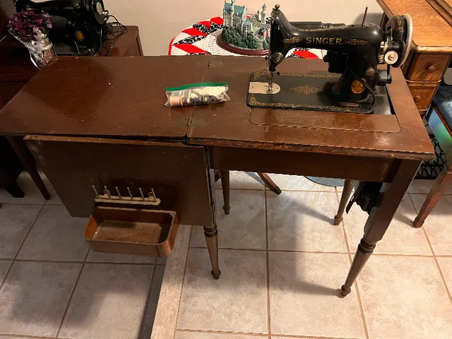 1937 Singer 99K Sewing Machine and Vintage Cupboard For Sale image indicator(2)