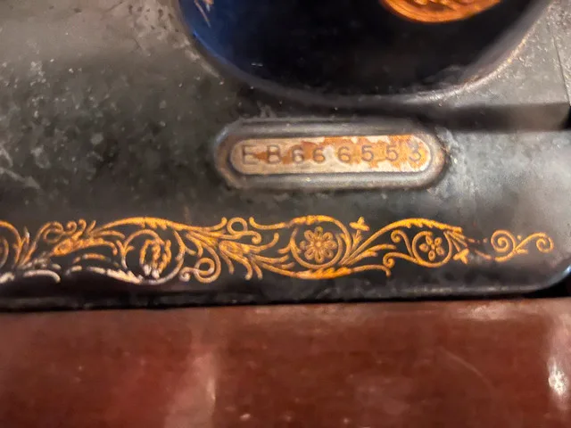 1937 Singer 99K Sewing Machine and Vintage Cupboard For Sale image indicator(3)