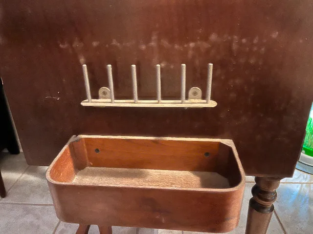 1937 Singer 99K Sewing Machine and Vintage Cupboard For Sale image indicator(4)