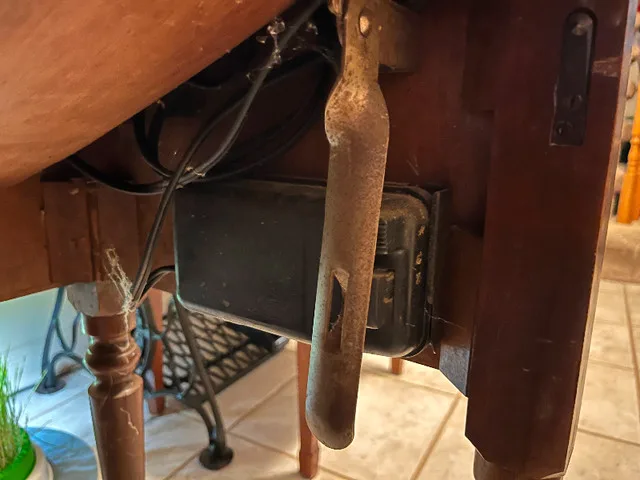 1937 Singer 99K Sewing Machine and Vintage Cupboard For Sale image indicator(5)