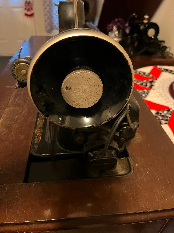 1937 Singer 99K Sewing Machine and Vintage Cupboard For Sale image indicator(7)