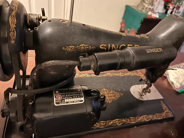 1937 Singer 99K Sewing Machine and Vintage Cupboard For Sale image indicator(8)