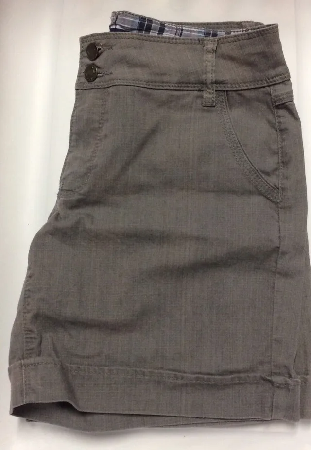 New Women’s Grey Denim Shorts For Sale - Size 8 - Never Worn thumbnail