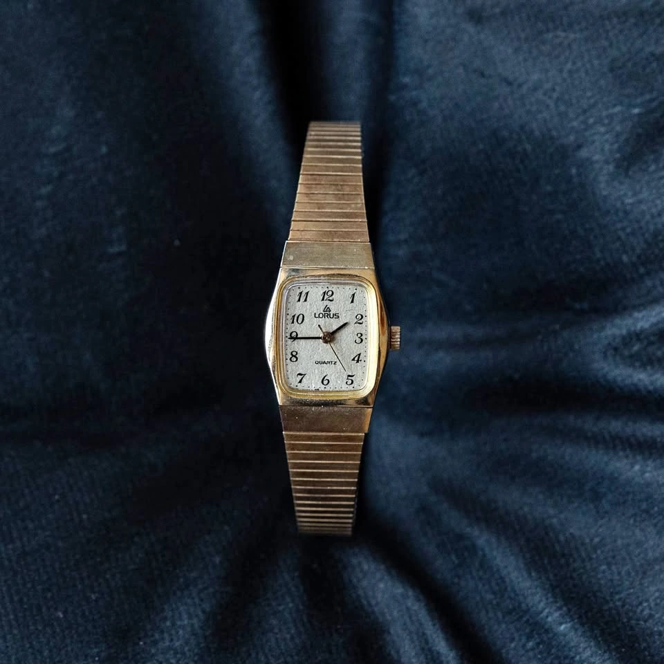 Vintage 1980s Lorus Quartz Watch - Gold Tone Stretch Band