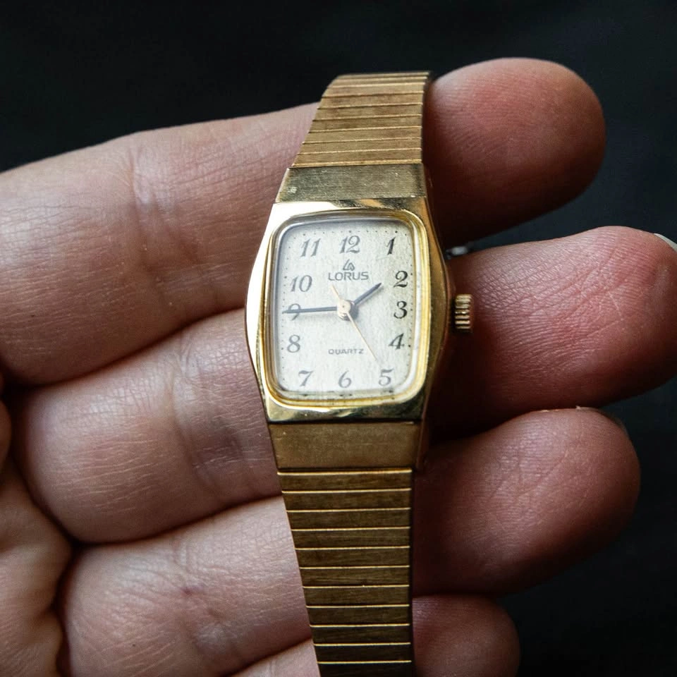 Vintage 1980s Lorus Quartz Watch - Gold Tone Stretch Band - photo 2