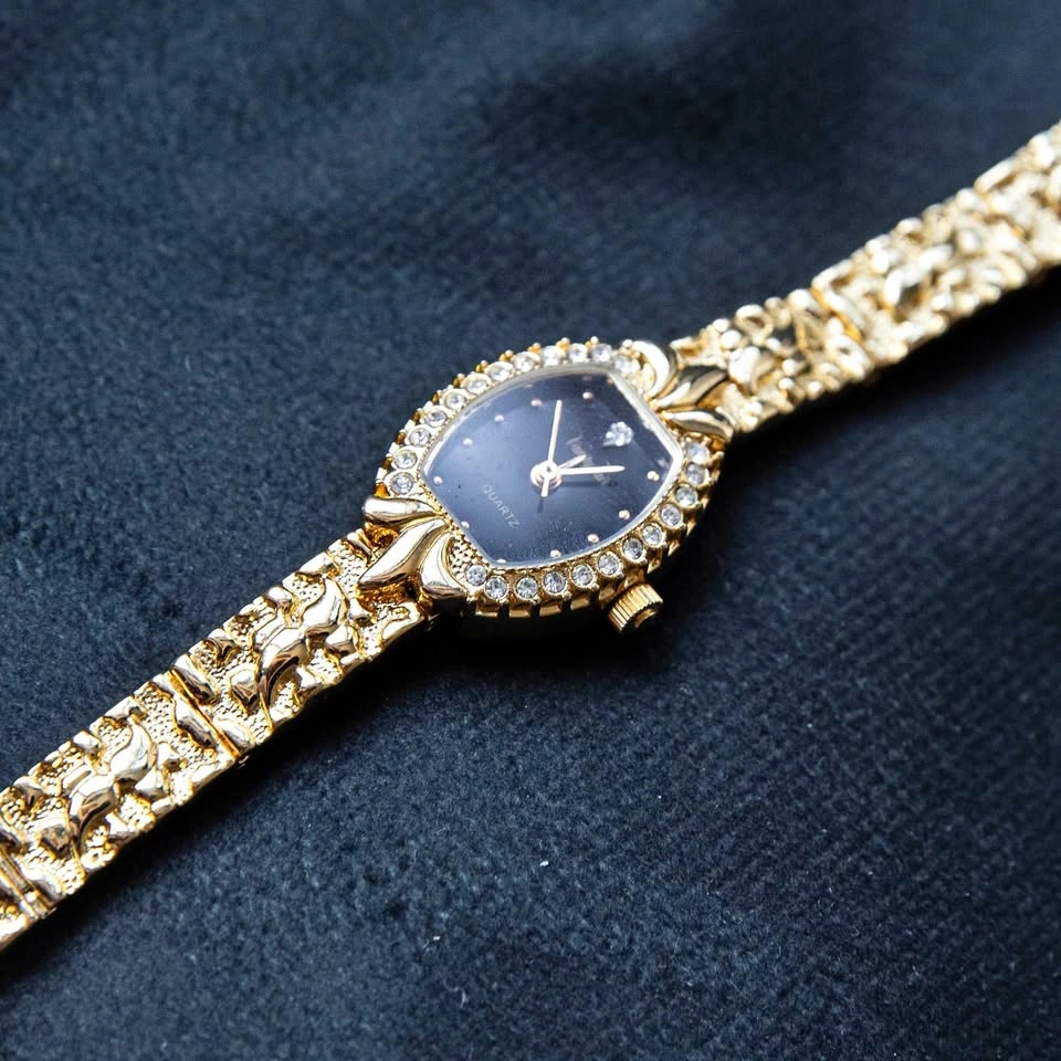 Vintage 1980s Vanity Fair Gold Tone Nugget Watch