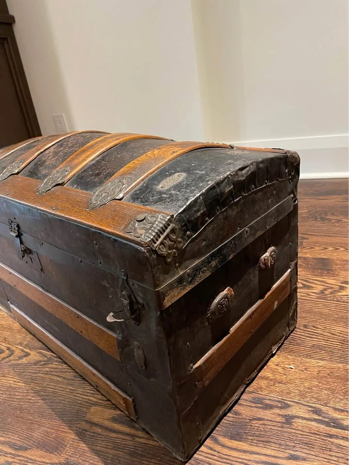 Vintage Dome Top Steamer Trunk - photo 2