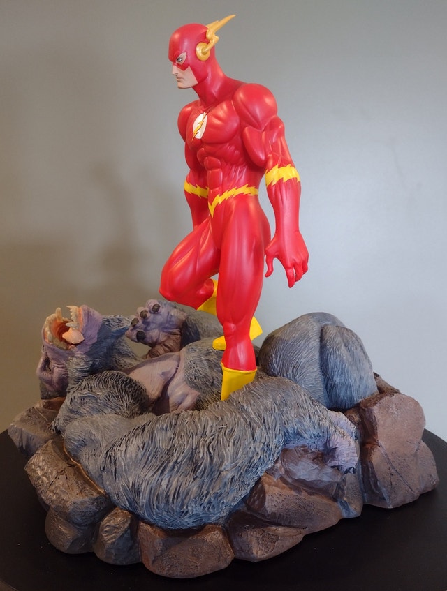 The Flash vs Gorilla Grodd FULL size statue! - photo 3