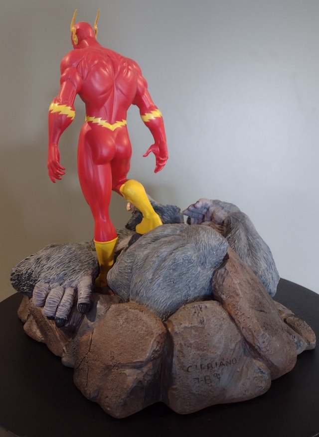 The Flash vs Gorilla Grodd FULL size statue! - photo 4