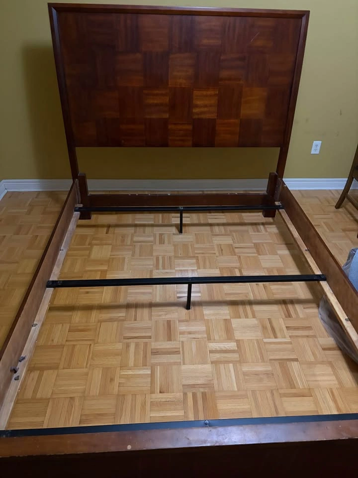 NEED GONE! QUEEN Bed Frame Made in vietnam! - photo 2