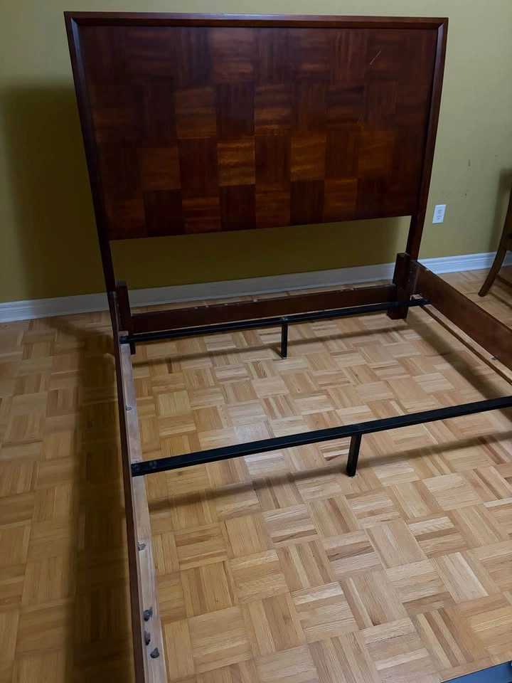 NEED GONE! QUEEN Bed Frame Made in vietnam! - photo 3