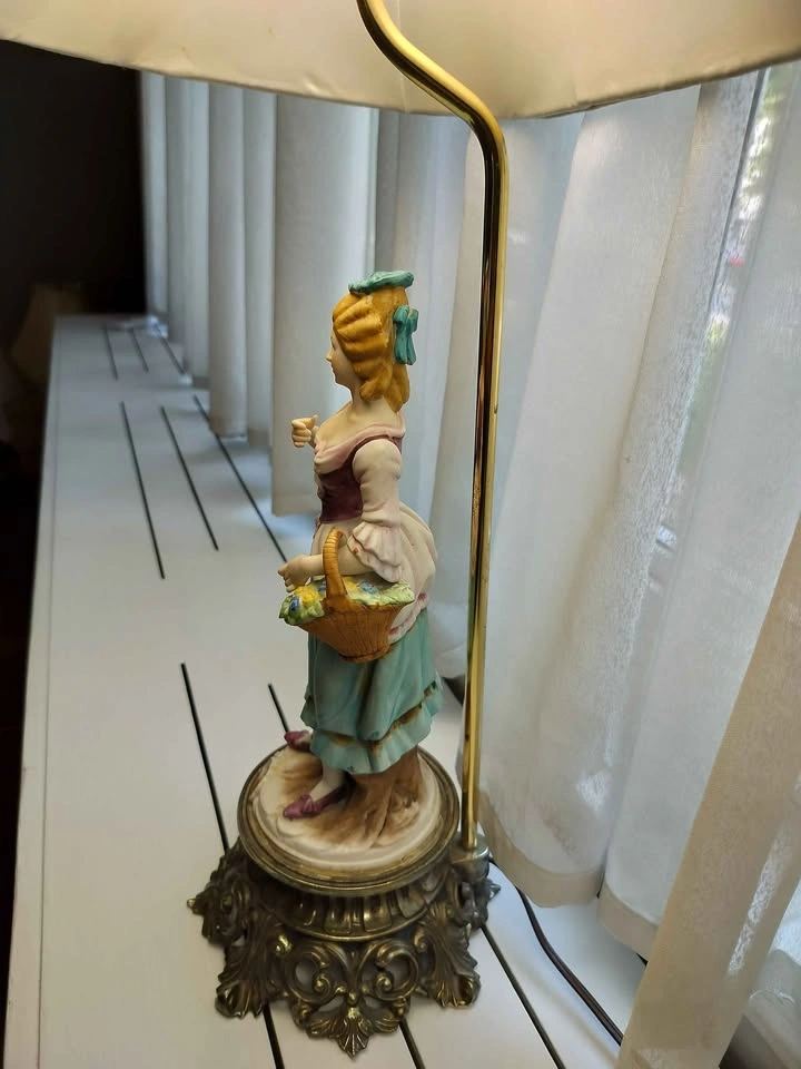 Pair of Vintage Porcelain Figurine Table Lamps - photo 3