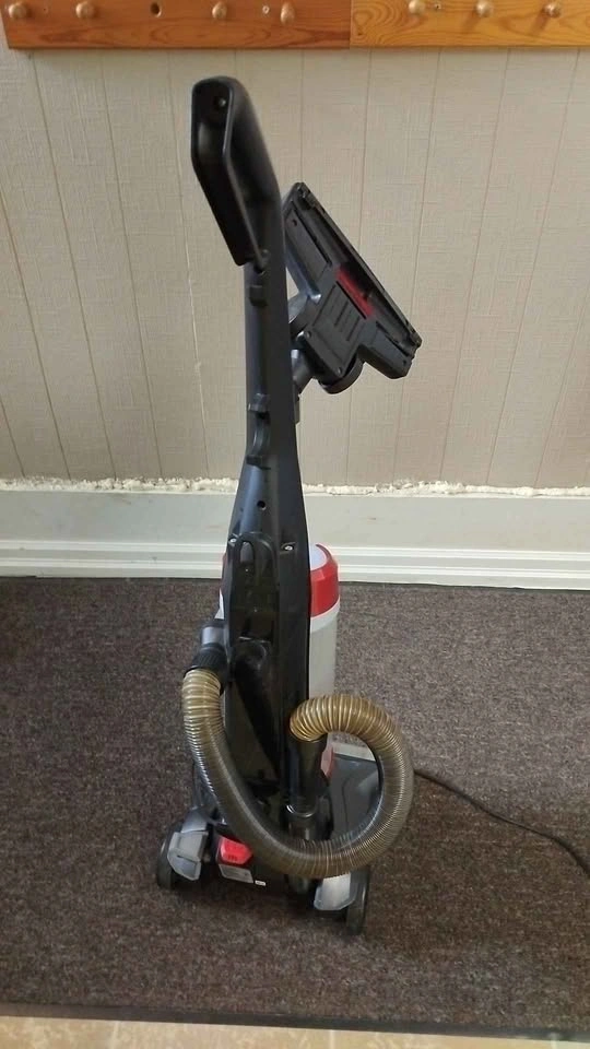 Bissell PowerLifter Swivel Vacuum - photo 2