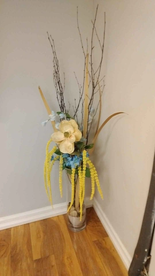 Floral Arrangement in Glass Vase - photo 2