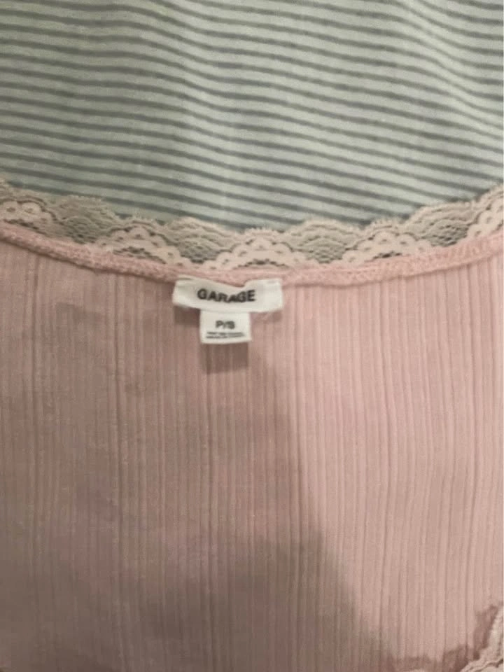 Pink t shirt garage with lace and a bow - photo 2