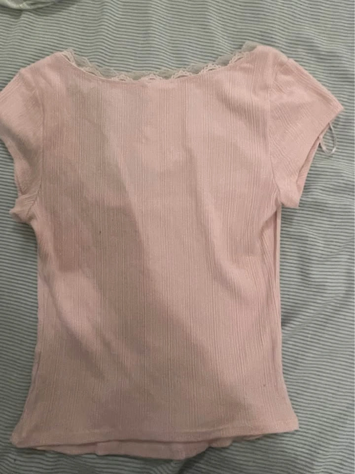 Pink t shirt garage with lace and a bow - photo 3