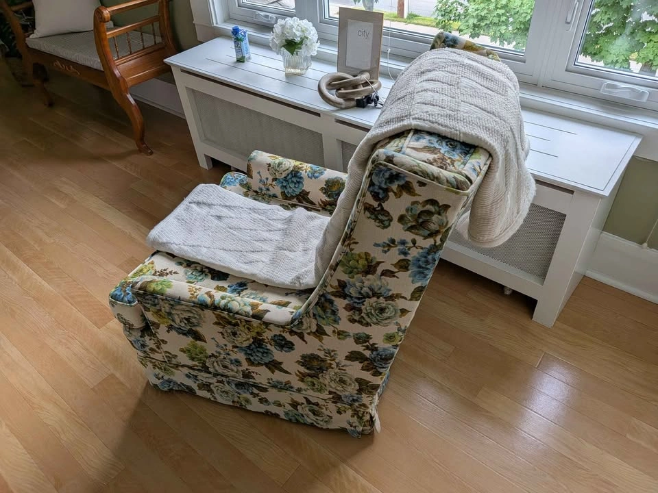 vintage wing back chair floral retro - photo 2