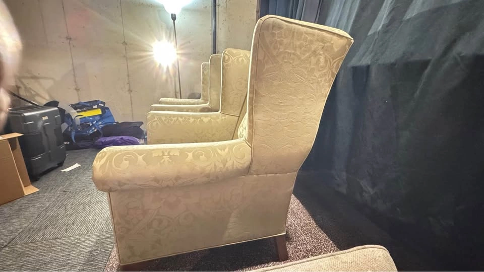 Traditionally upholstered queen Ann-styled arm chairs - photo 2