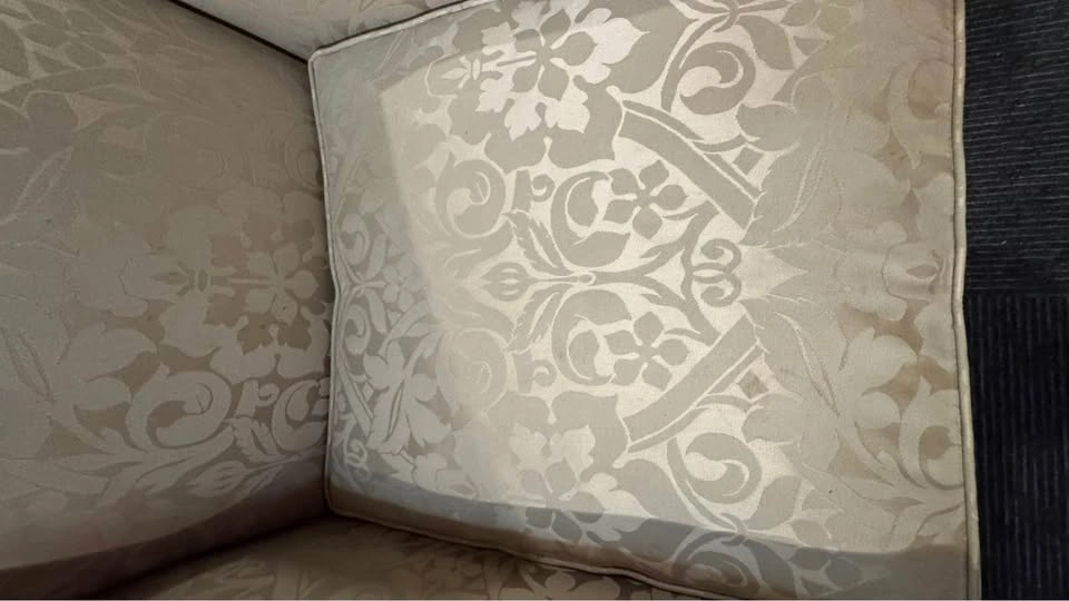 Traditionally upholstered queen Ann-styled arm chairs - photo 4