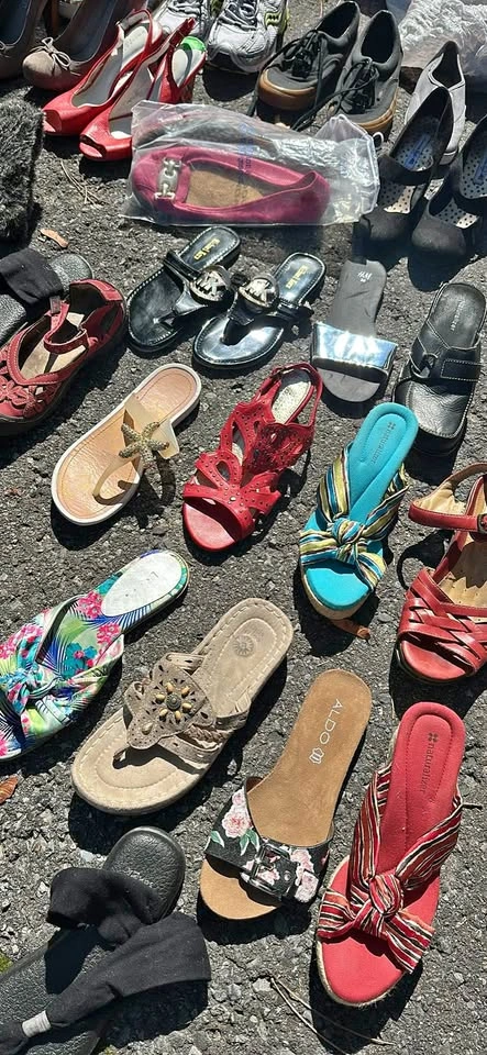 Garage sale, Lots of nice clothes, kids toys….