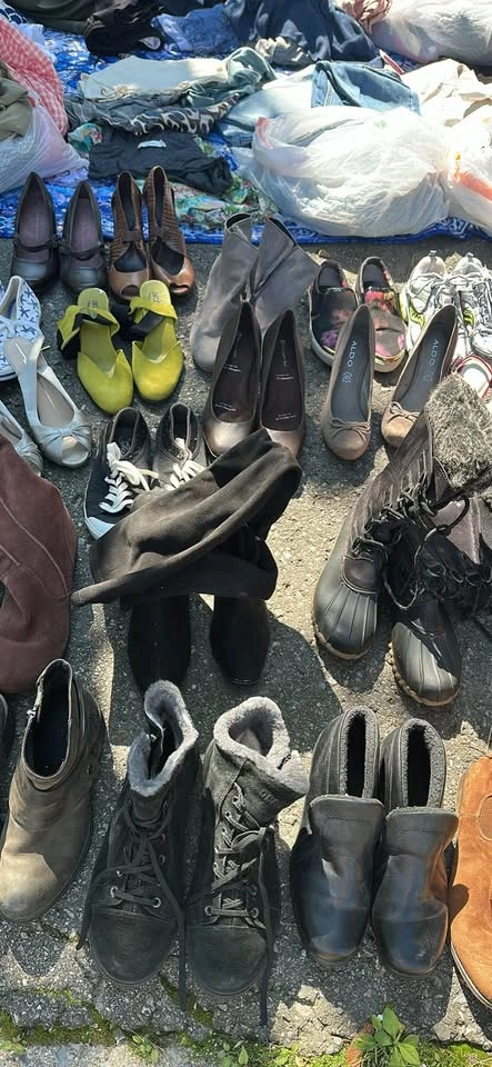 Garage sale, Lots of nice clothes, kids toys…. - photo 2