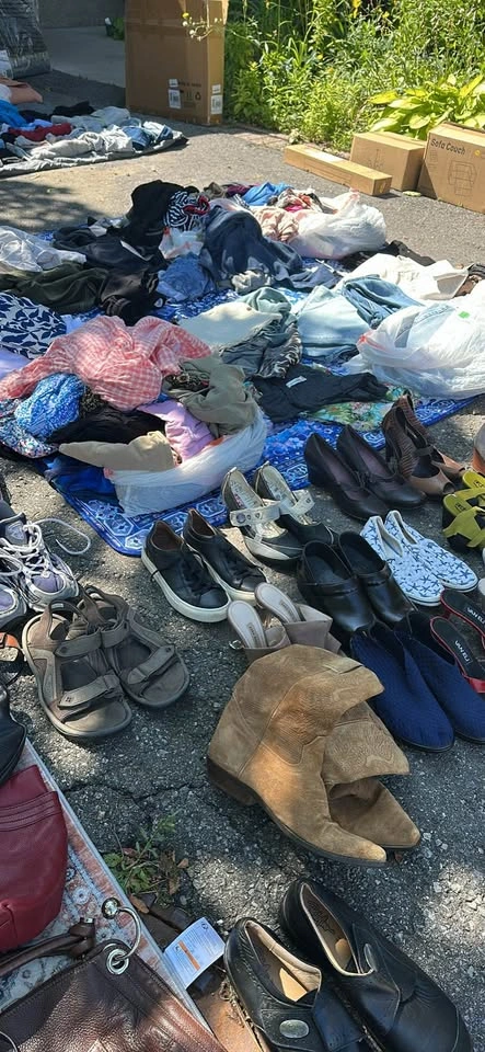 Garage sale, Lots of nice clothes, kids toys…. - photo 3