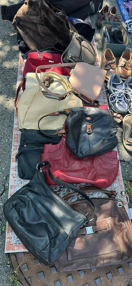 Garage sale, Lots of nice clothes, kids toys…. - photo 4