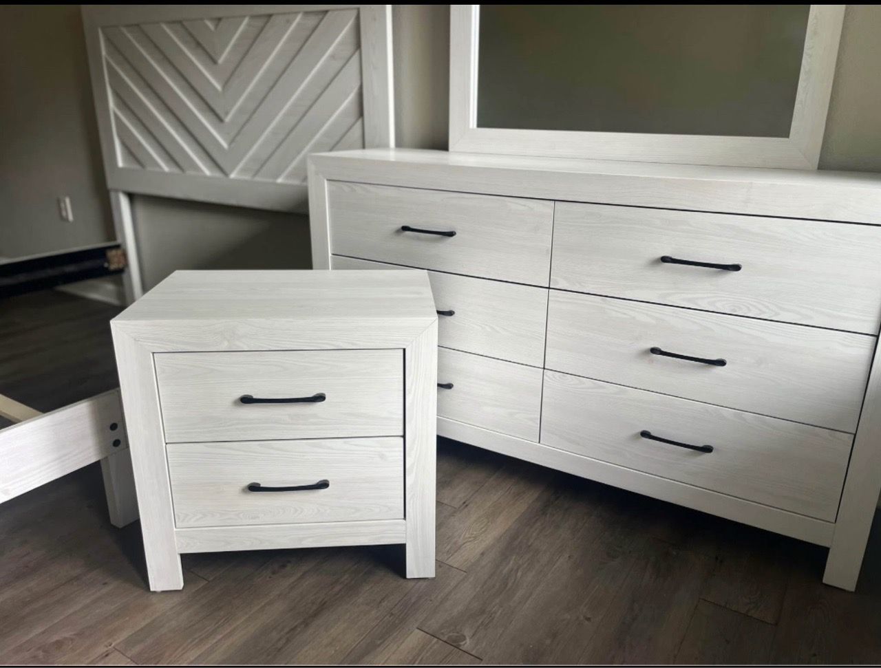Full or Queen Size Bed with Dresser, Mirror, and Nightstand - photo 2