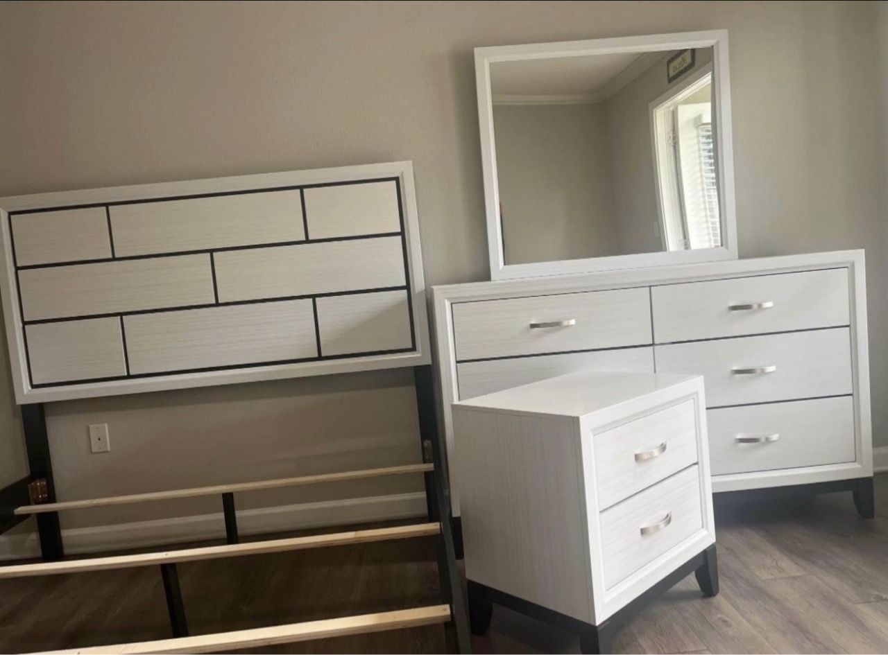 Full or Queen Size Bed With Dresser, Mirror, and Night Stand - photo 2