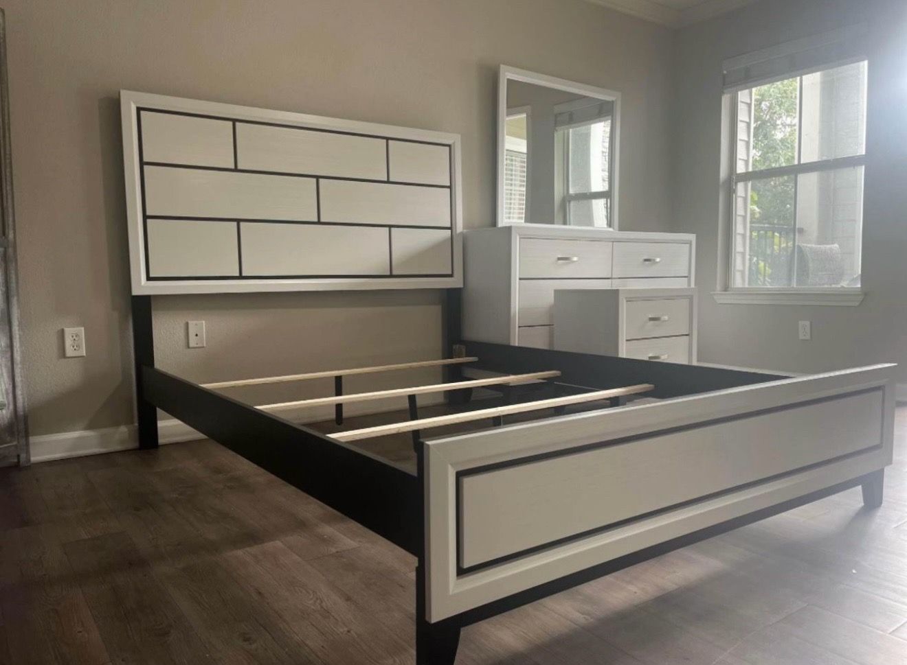 Full or Queen bed, dresser & mirror, Chest and nightstand - photo 5