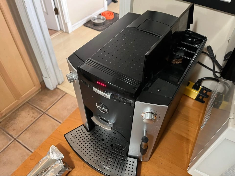 Jura Impressa F7 bean to cup coffee maker - photo 3